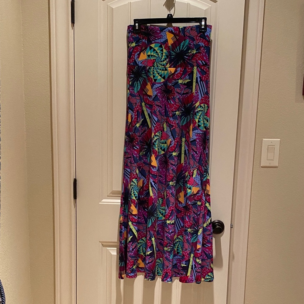 Bundle 10 (4-5$) items for a 10$ offer. LuLaRoe Vibrant Patterned Maxi Skirt